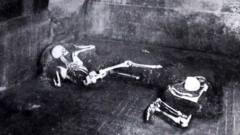 Останки двух человек, найденные в Доме ремесленника в Помпеях