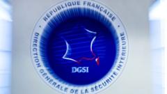 Эмблема французской службы внутренней безопасности в ее штаб-квартиру в Леваллуа-Перре