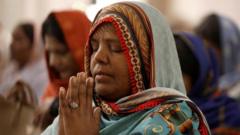 Пешавар, Пакистан. Женщина молится на рождественской службе в соборе св. Иоанна