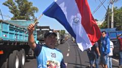 Manifestante con una bandera de Paraguay en una protesta. Foto de archivo.