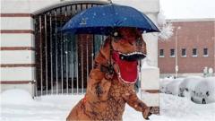 "Динозавр" с зонтиком