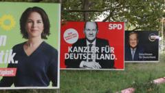Лидер зеленых Анналена Бербок, лидер социалистов и вице-канцлер при Меркель Олаф Шольц, новый лидер партии Меркель Армин Лашет на предвыборных плакатах