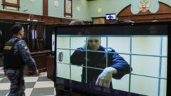 Навальный на экране в суде