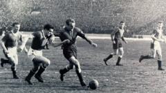 Duel Bore Kostića i Džošue Edvardsa na utakmici Crvene zvezde i Mančester junajteda u Beogradu 5. februara 1958.