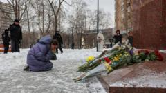 Жители Москвы приносили цветы к памятнику Леси Украинке на Украинском бульваре