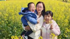 Xiao Zhuo and her two children