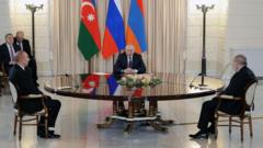 Пашинян, Алиев и Путин за столом на фоне флагов Азербайджана, Армении и России