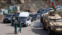 Азербайджанские военные регулируют поток машин с беженцами из Карабаха на границе с Арменией