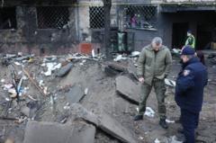 Мэр Киева Виталий Кличко осматривает воронку от сбитой ракеты около жилого дома в Днепровском районе