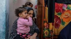 Женщина с ребенком в Газе
