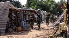 Израильские солдаты проходят по разрушенному жилому району кибуца Кфар-Аза
