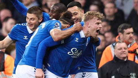 Everton players celebrate