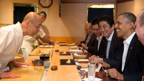 Shinzo Abe and Barack Obama in a sushi restaurant