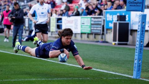 Benhard Janse van Rensburg dives to score a try