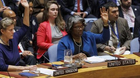 United States Ambassador Linda Thomas-Greenfield raises her hand to vote at the UN Security Council (22/03/24)