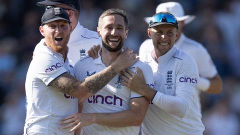 Ben Stokes, Chris Woakes and Joe Root celebrating a wicket