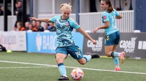 Ashleigh Ward (left) in action for New Zealand during a friendly against South Korea, November 2021.