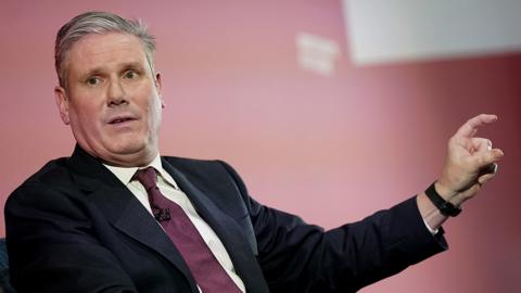 Image of Sir Keir Starmer pointing his finger