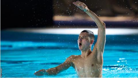 Ranjuo Tomblin competing in artistic swimming