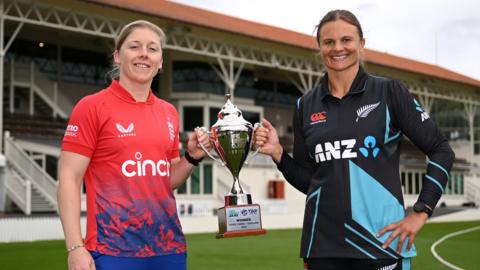 England captain Heather Knight and New Zealand skipper Suzie Bates with the T20 series trophy