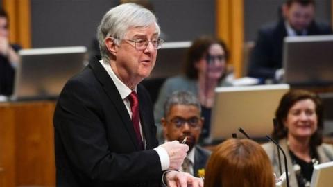 Mark Drakeford yn ei sesiwn olaf yn y siambr fel Prif Weinidog Cymru