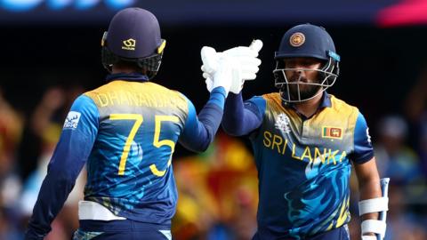 Sri Lanka batters punch gloves