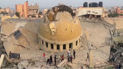 Palestinians inspect destroyed mosque in Gaza