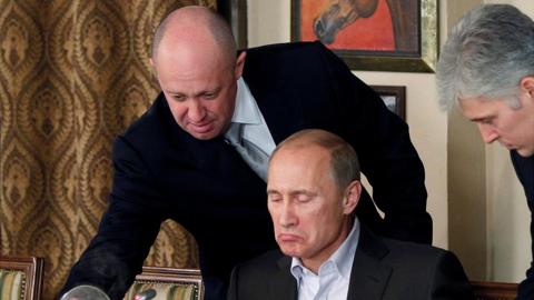 Yevgeny Prigozhin serving President Putin in a Moscow restaurant, 11 Nov 11