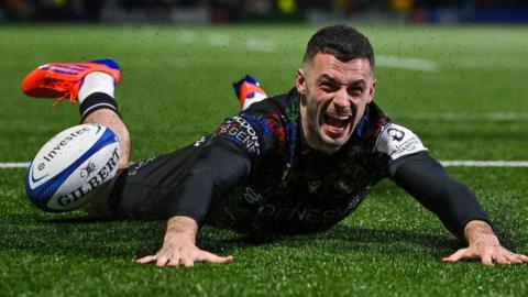 Andrew Smith celebrates scoring Connacht's fourth try