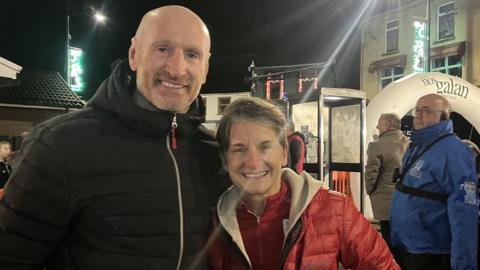 Gareth Thomas and Laura McAllister at the 2023 Nos Galan race in Mountain Ash