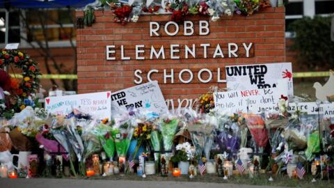 Makeshift memorial outside Robb Elementary school in Uvalde, Texas. Photo: 27 May 2022