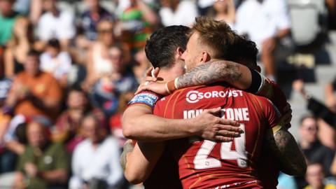 Catalans Dragons had briefly been dethroned at the top of Super League by Warrington, who beat Huddersfield earlier on Saturday
