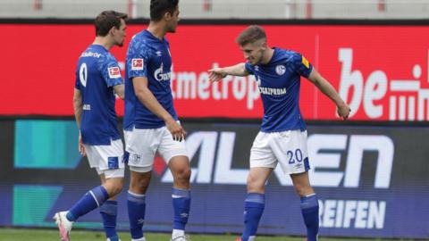 Jonjoe Kenny celebrates scoring for Schalke