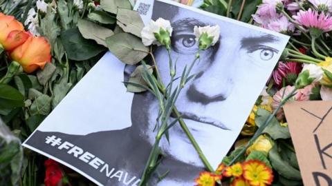 Picture of Alexei Navalny with flowers