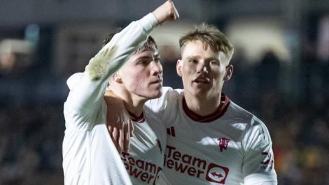 Rasmus Hjolund and Scott McTominay celebrate