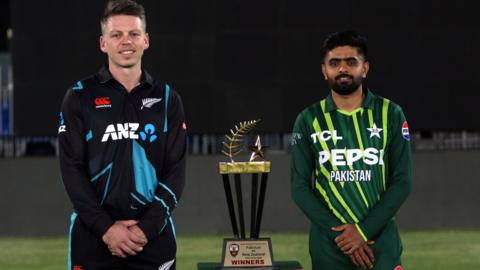 New Zealand captain Michael Bracewell and Pakistan skipper Babar Azam with the T20 series trophy