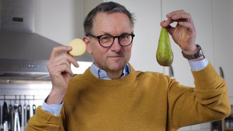 Michael Mosley holding a pear