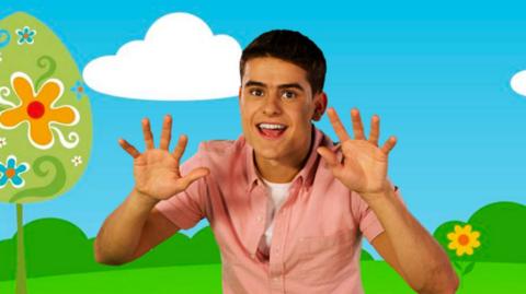 A male presenter with his ten fingers opened up