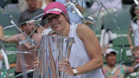 Iga Swiatek with the Indian Wells trophy in 2024