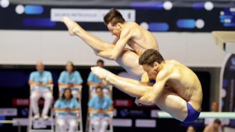 Jordan Houlden and Anthony Harding dive in the 3m synchro at the World Cup