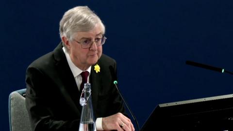 Mark Drakeford speaking into microphones at the Covid inquiry