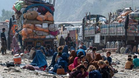 Afghan refugees crossing the Pakistan-Afghanistan border