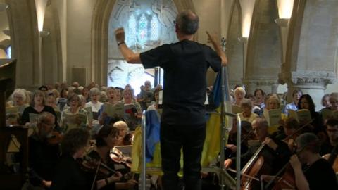 David Backwell conducts the pop-up choir