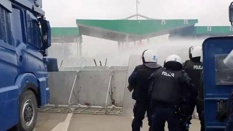 Police forces use water cannon
