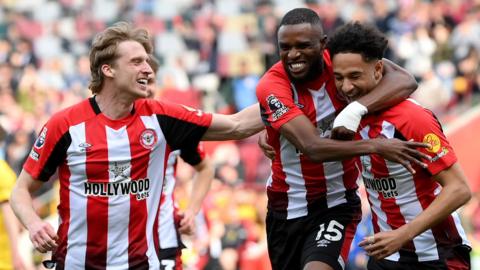 Brentford players celebrate goal against Sheffield United in the Premier League
