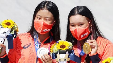 Gold medallist Sakura Yosozumi (right) and silver medallist Kokona Hiraki