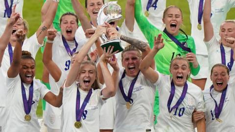 England women celebrate winning Euro 2022