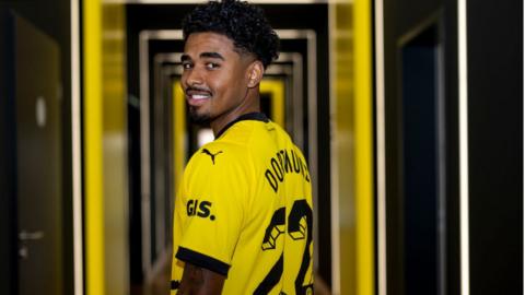 Ian Maatsen at his Dortmund unveiling