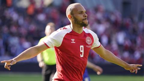 Martin Braithwaite celebrates