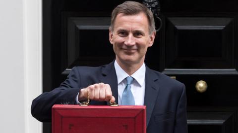Britain's Chancellor of the Exchequer Jeremy Hunt holds the Budget box outside 11 Downing Street ahead of the announcement of the Spring Budget in the House of Commons in London, United Kingdom on 15 March 2023